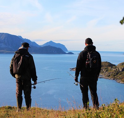 Mats och Björn blickar ut över havet utanför Söröya