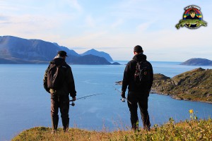 Mats och Björn blickar ut över havet utanför Söröya