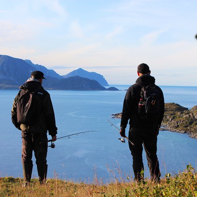 Mats och Björn blickar ut över havet utanför Söröya