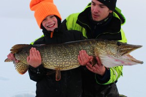 Lillkusin Elias briljerar med 8-kilos gädda